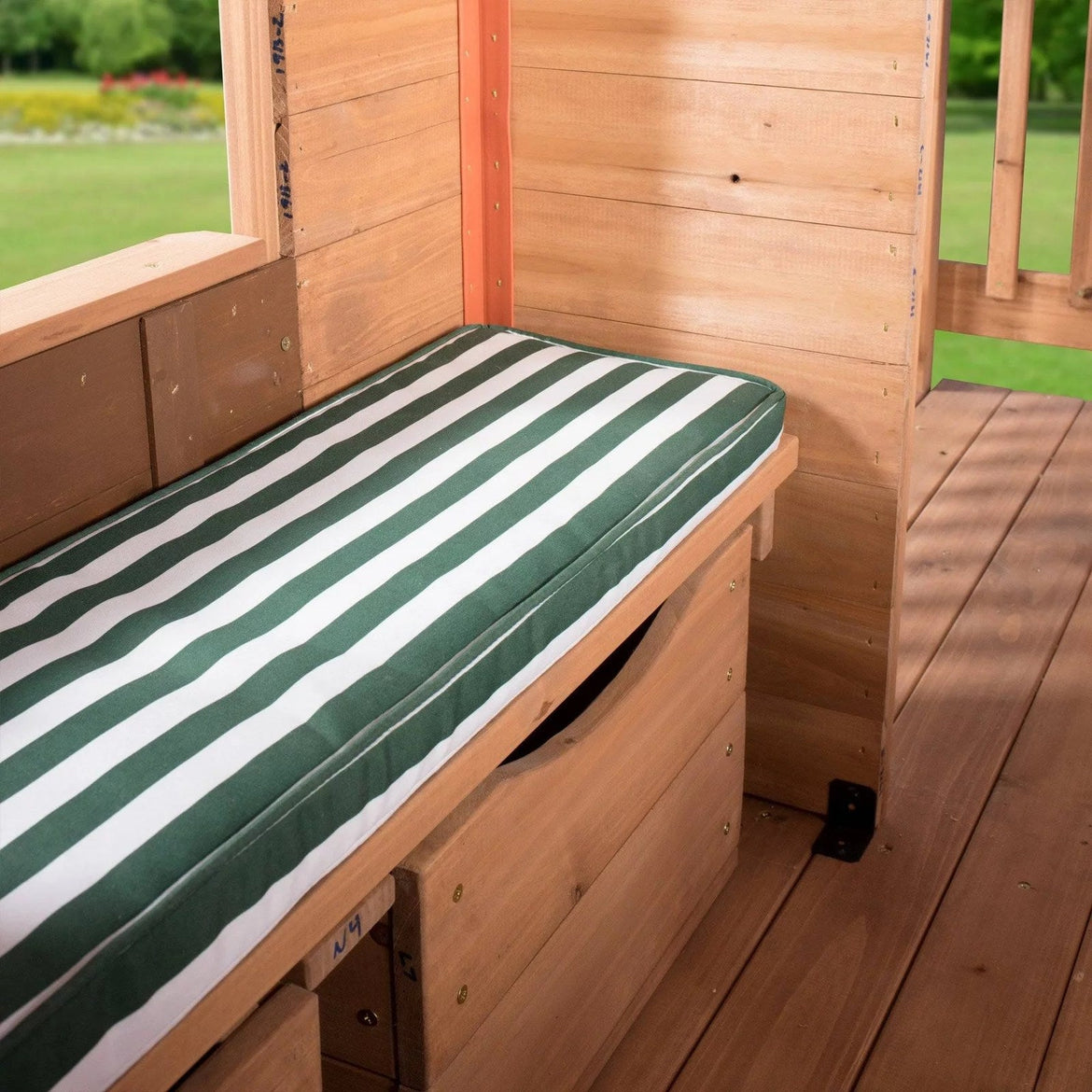 Backyard Discovery scenic Heights Cedar Playhouse